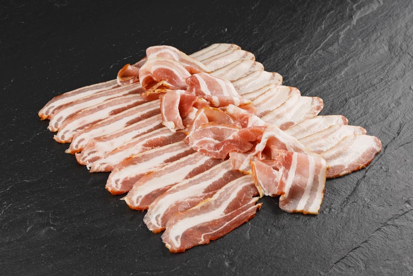Geräucherter Bacon in Scheiben